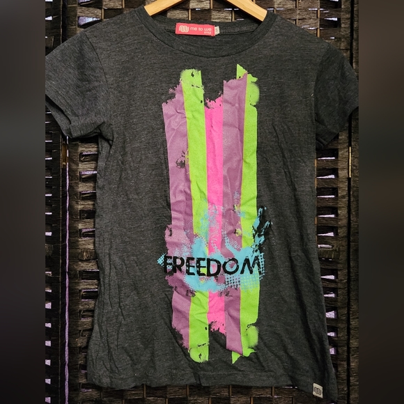 🐞3/33🐞  Me to We tee - Picture 6 of 8